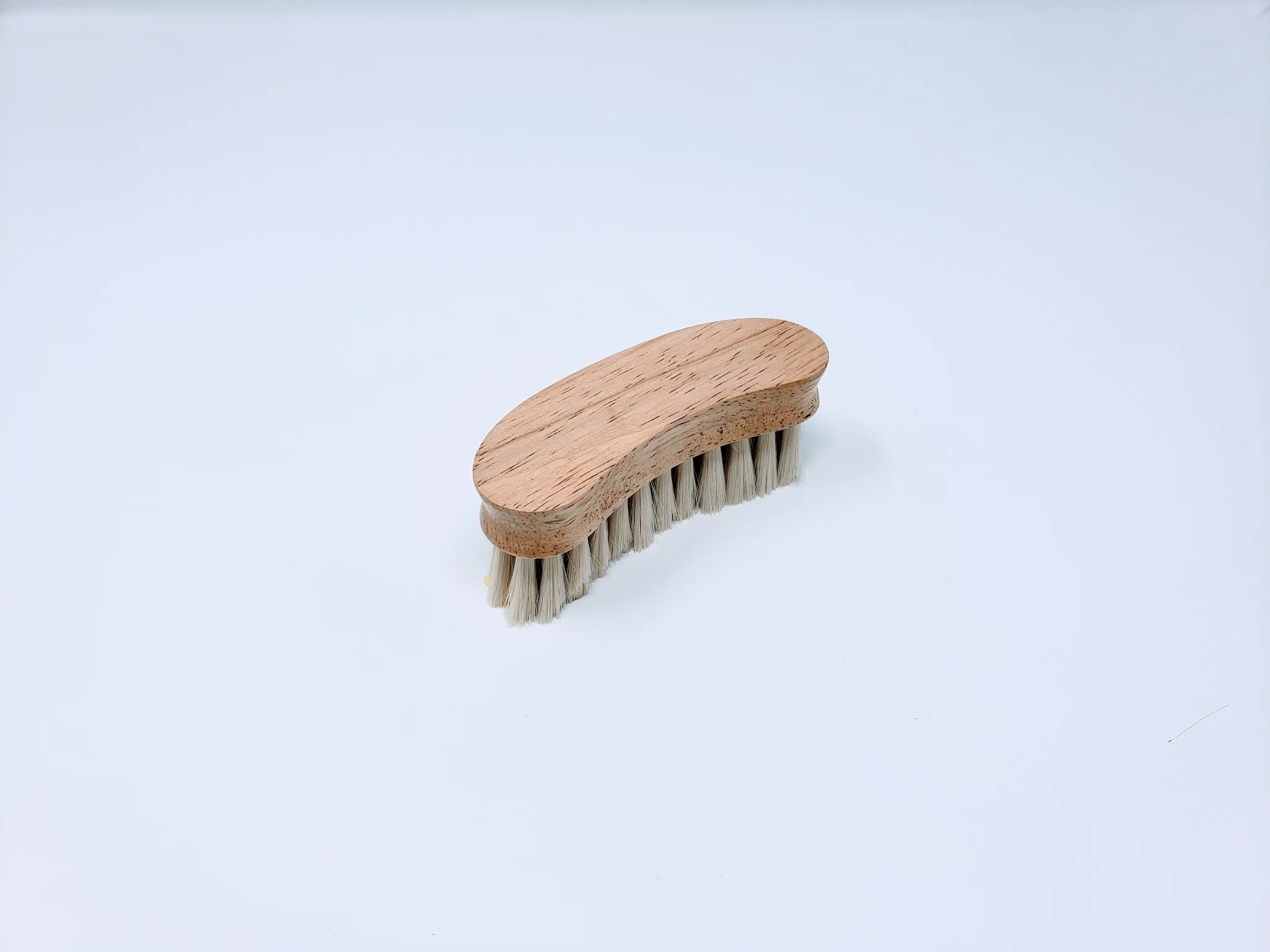 Legends Bright White Synthetic Bright Dawn Goat Hair Crescent Face Brush